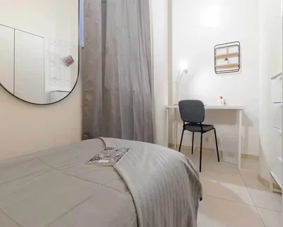 Quarto; luz natural, chão de azulejo