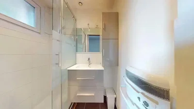 Banyo; fayans zemin, doğal ışık