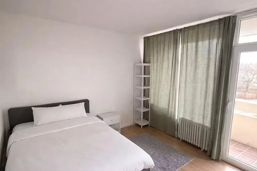 Schlafzimmer; tageslicht, holzboden