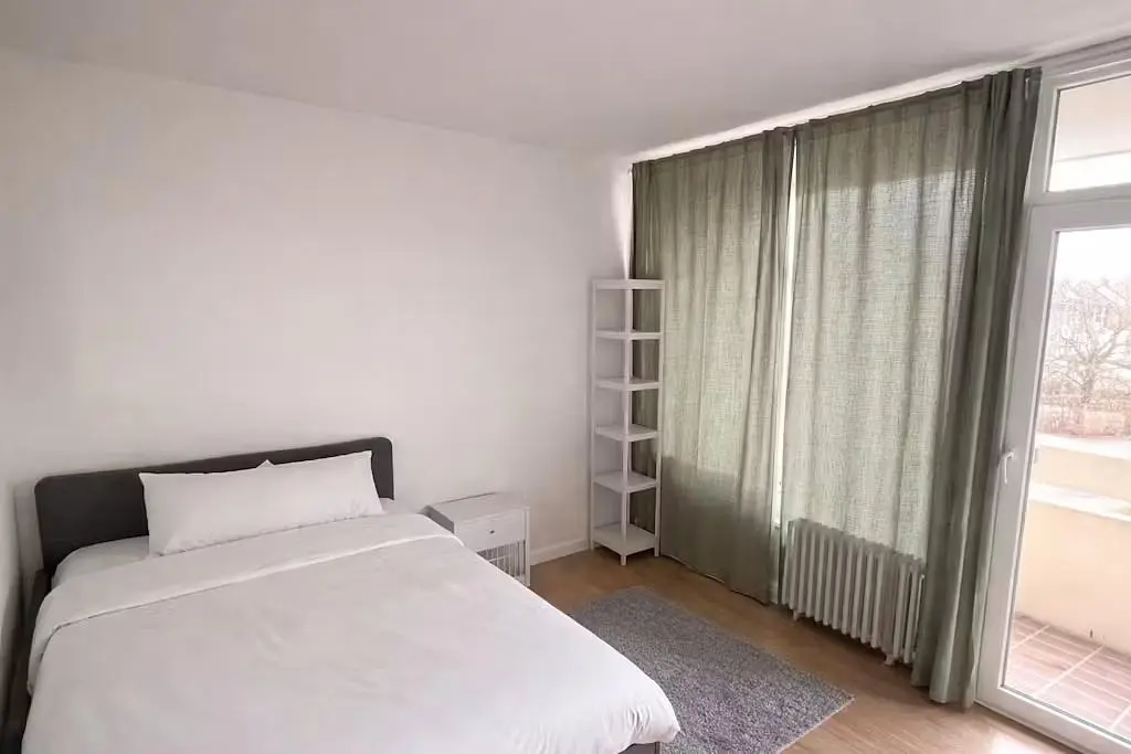 Schlafzimmer; tageslicht, holzboden