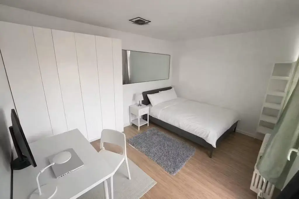Schlafzimmer; holzboden, tageslicht