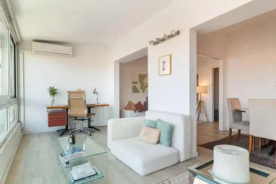 Wohnzimmer; tageslicht, holzboden, moderner stil
