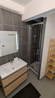 Koupelna; dlažba, po rekonstrukci, přirozené světlo