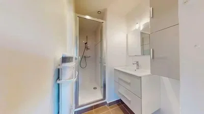 Banyo; fayans zemin, doğal ışık, tadilatlı