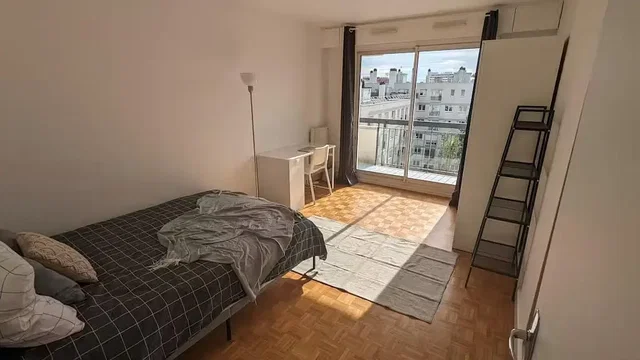 Camera da letto; luce naturale, pavimento in legno