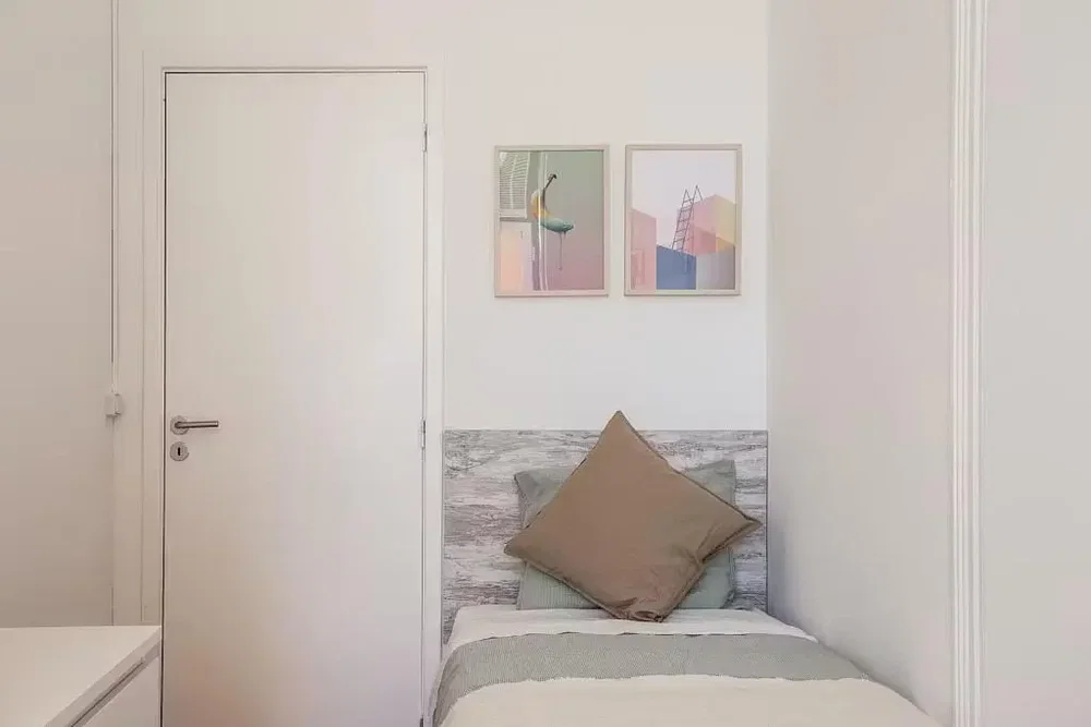 Spavaća soba; prirodno svjetlo, moderni stil