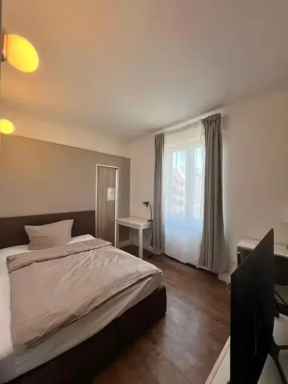 Camera da letto; pavimento in legno, luce naturale