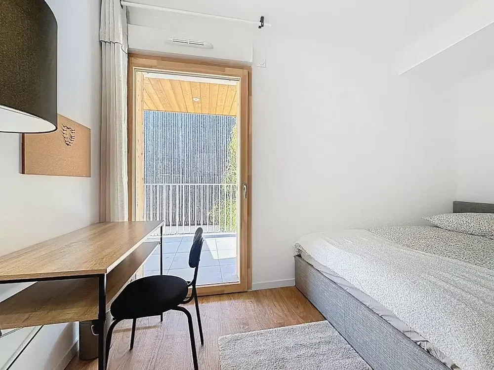 Chambre; lumière naturelle, parquet