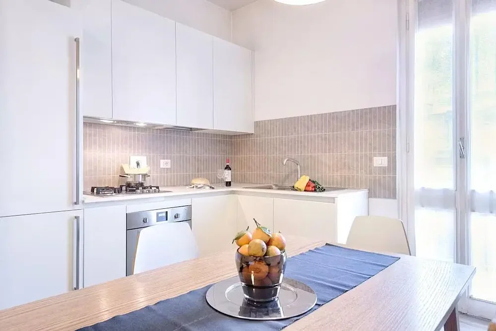 Cucina; elettrodomestici, luce naturale, stile moderno