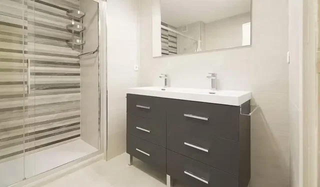 Bagno; pavimento in piastrelle, ristrutturato, luce naturale