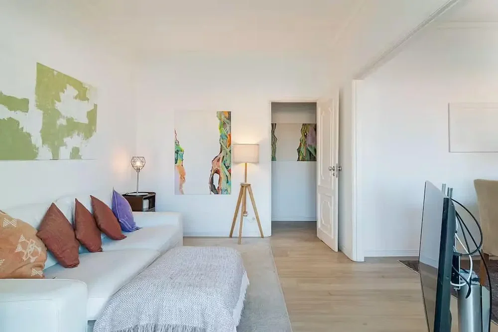 Wohnzimmer; holzboden, tageslicht, moderner stil