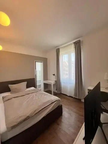 Υπνοδωμάτιο; ξύλινο πάτωμα, φυσικό φως
