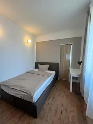 Camera da letto; pavimento in legno, luce naturale