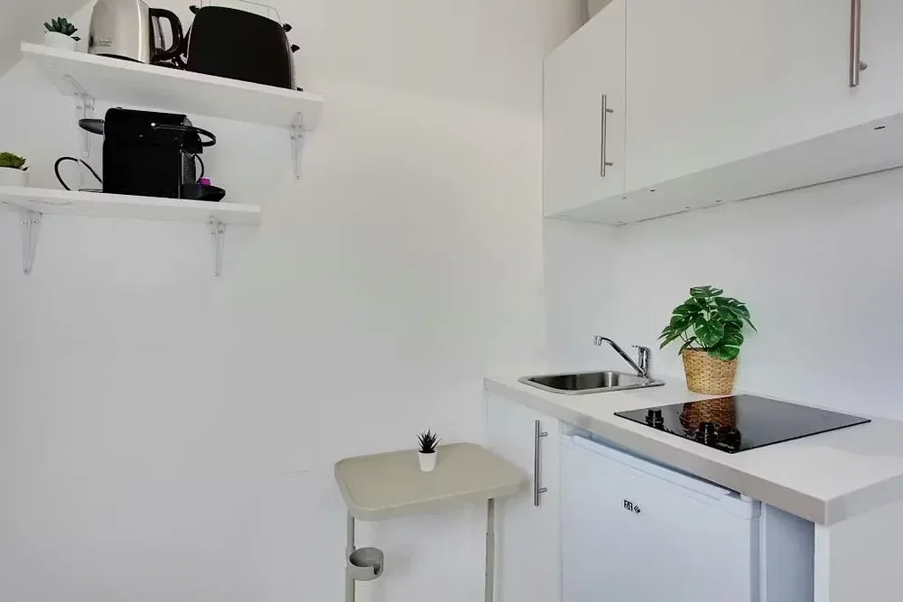 Küche; küchengeräte, tageslicht, moderner stil