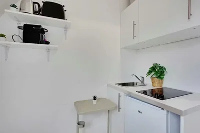 Küche; küchengeräte, tageslicht, moderner stil