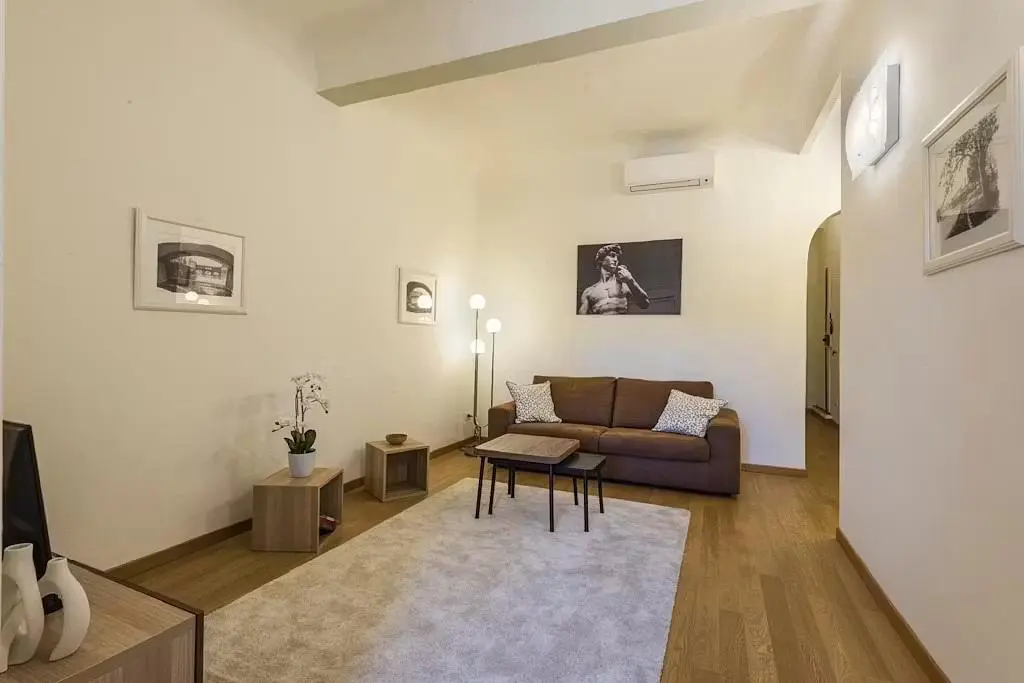 Obývací pokoj; dřevěná podlaha, přirozené světlo, moderní styl
