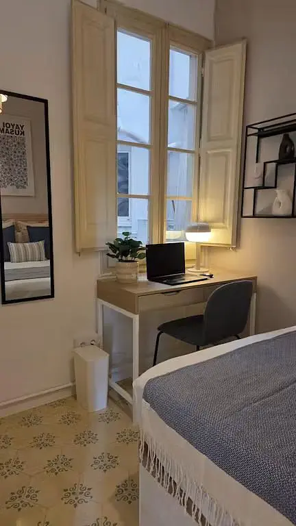 Schlafzimmer; fliesenboden, tageslicht