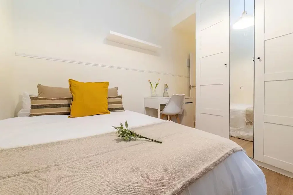 Camera da letto; pavimento in legno, luce naturale