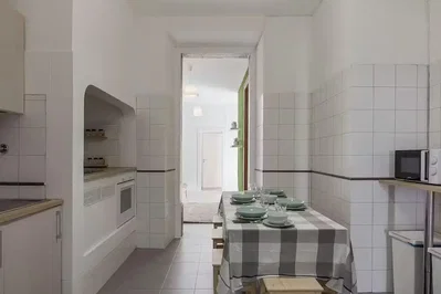 Kuhinja; kuhinjski aparati, pločice, prirodno svjetlo