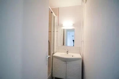 Toilette; fliesenboden, tageslicht