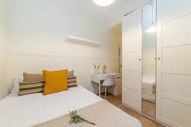 Camera da letto; luce naturale, pavimento in legno