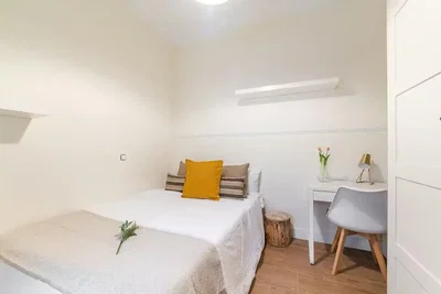 Camera da letto; luce naturale, pavimento in legno, stile moderno