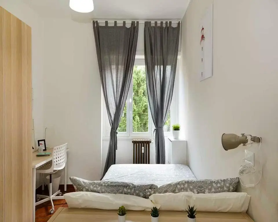 Camera da letto; luce naturale, pavimento in legno
