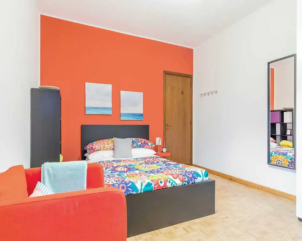 Dormitorio; luz natural, suelo de baldosas