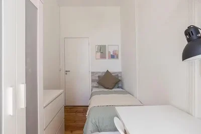 Spavaća soba; drveni pod, prirodno svjetlo