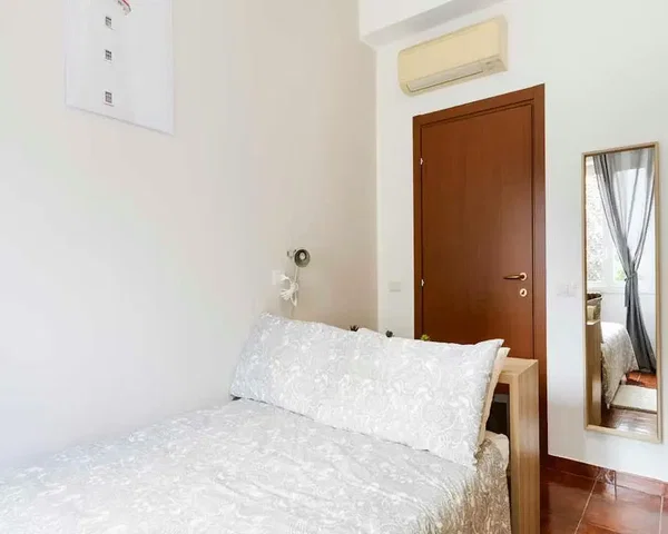 Camera da letto; luce naturale, pavimento in piastrelle