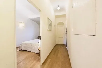 Ložnice; dřevěná podlaha, přirozené světlo
