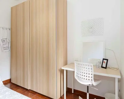 Camera da letto; pavimento in legno, pavimento in piastrelle, luce naturale