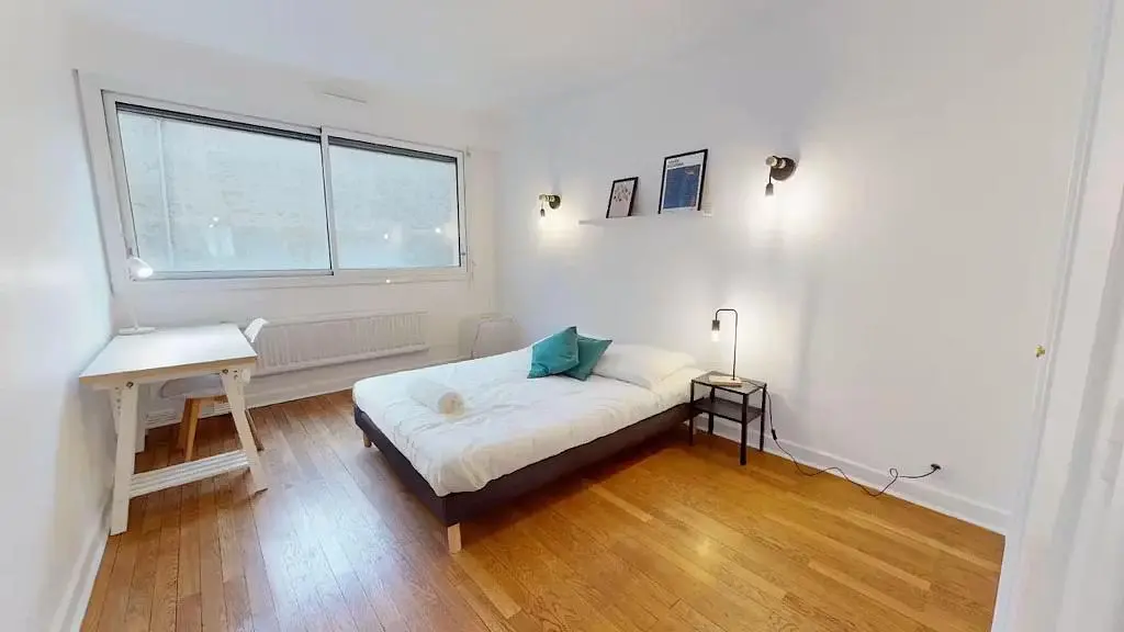 Schlafzimmer; holzboden, tageslicht