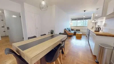 Esszimmer; holzboden, tageslicht, moderner stil, küchengeräte