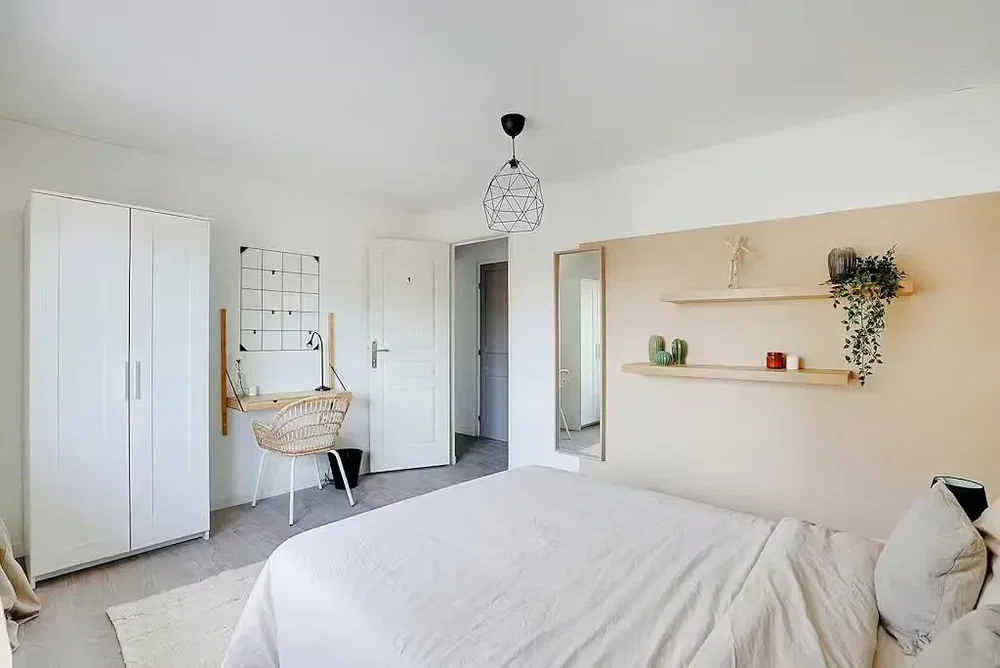 Ložnice; přirozené světlo, moderní styl