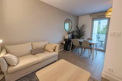 Salon; lumière naturelle, carrelage, style moderne
