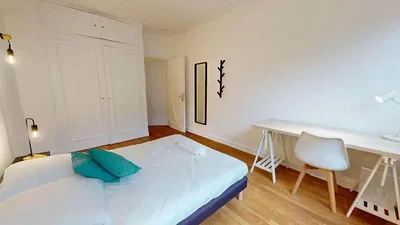 Schlafzimmer; holzboden, tageslicht