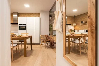 Keuken; keukenapparatuur, houten vloer, natuurlijk licht, moderne stijl