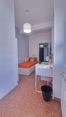 Schlafzimmer; tageslicht, renovierungsbedürftig