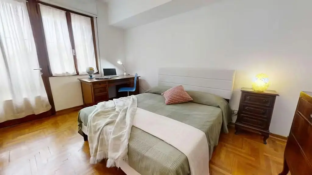 Camera da letto; pavimento in legno, luce naturale