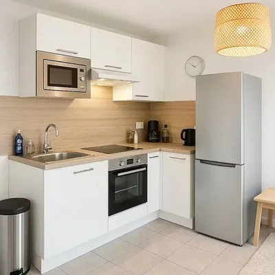 Cuisine; électroménager, carrelage, lumière naturelle