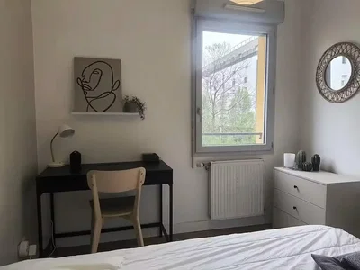 Chambre; lumière naturelle, parquet
