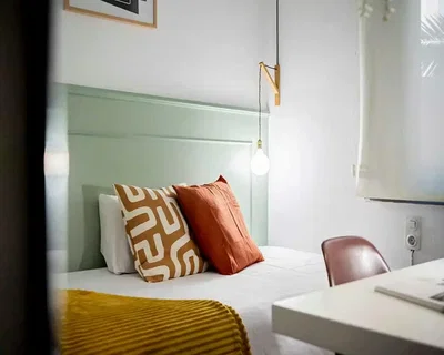 Camera da letto; luce naturale, stile moderno