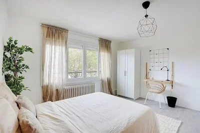 Ložnice; přirozené světlo, moderní styl