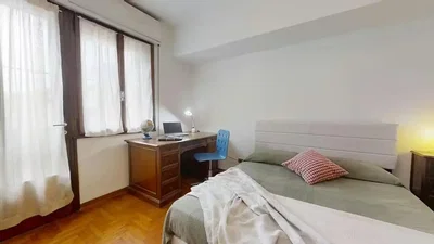 Camera da letto; luce naturale, pavimento in legno