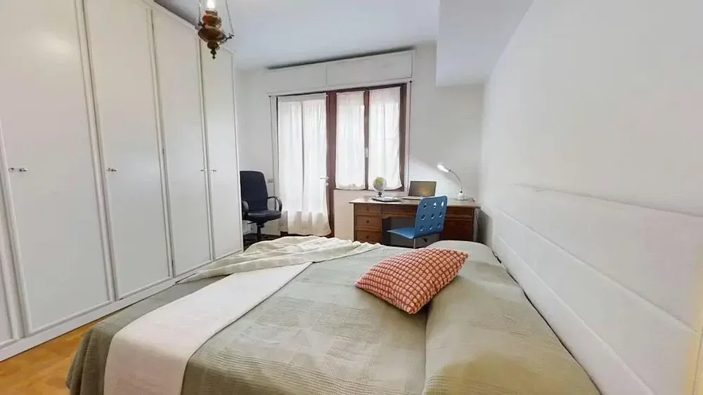 Camera da letto; luce naturale, pavimento in legno