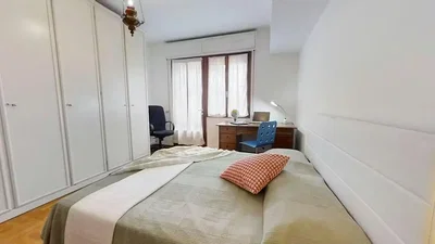 Camera da letto; luce naturale, pavimento in legno