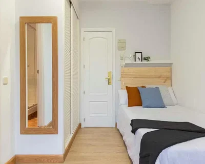 Slaapkamer; houten vloer, natuurlijk licht