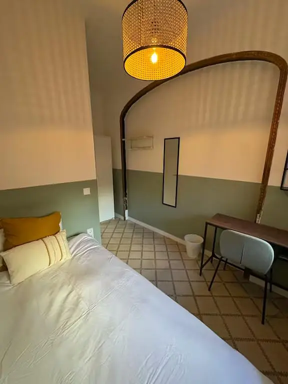 Slaapkamer; tegelvloer, natuurlijk licht