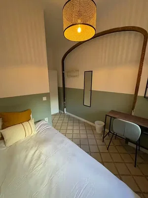 Slaapkamer; tegelvloer, natuurlijk licht